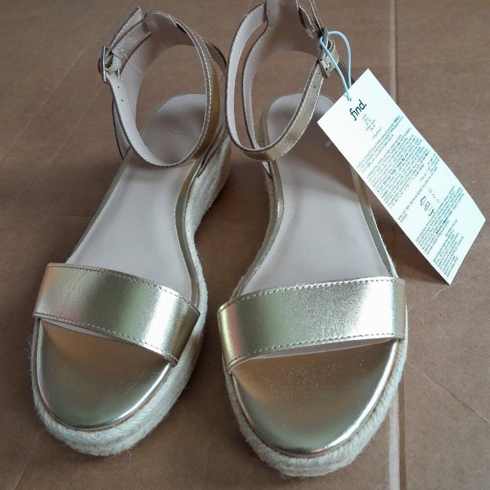 Find women’s sandals Color gold block heel medium size 8